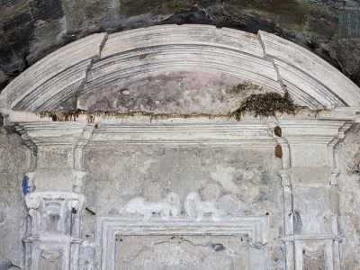 ...e intravedere la struttura dell�edicola votiva, con un timpano ad arco...